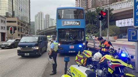 4:30 pm uk|10 injured after minibuses crash in Tsuen Wan .